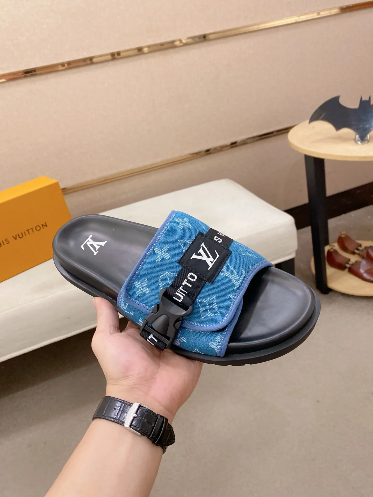 Men's shoes💰: 320💰Made by LV🔍Top purchasing agent, men's spring and summer slippers are available at the same counter. The uppers are made of cowhide imported from Italy, with logo graphics and high-quality craftsmanship. Soles: original soles specially provided by the original factory. Exclusive molded soles are super comfortable. Original goods with single order, 🔍🔍high quality, you can enter and exit the counter at will. Welcome to compare, code number 38-44. Can be customized45